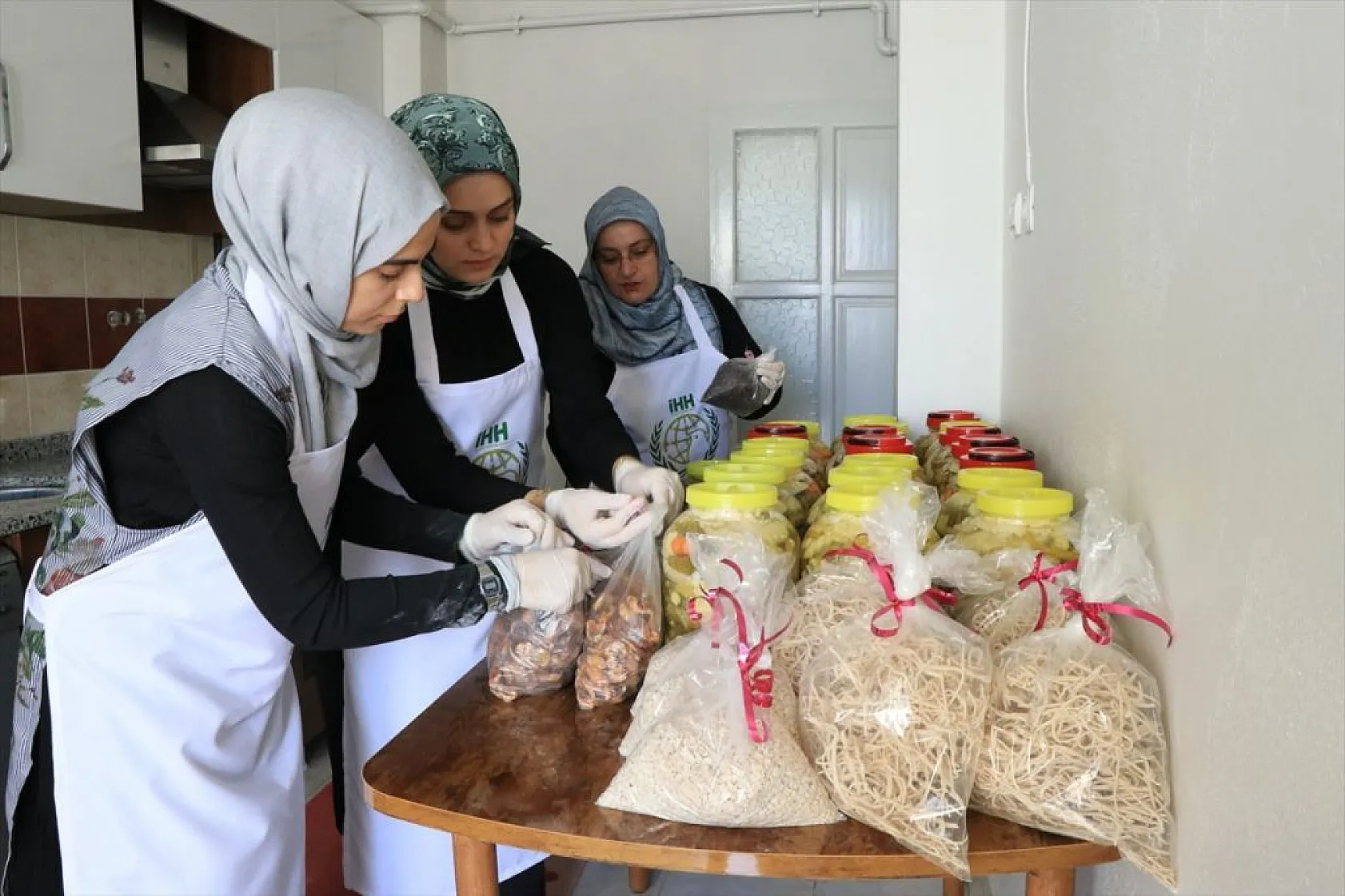 Elazığlı kadınların ihtiyaç sahiplerine hummalı hazırlığı