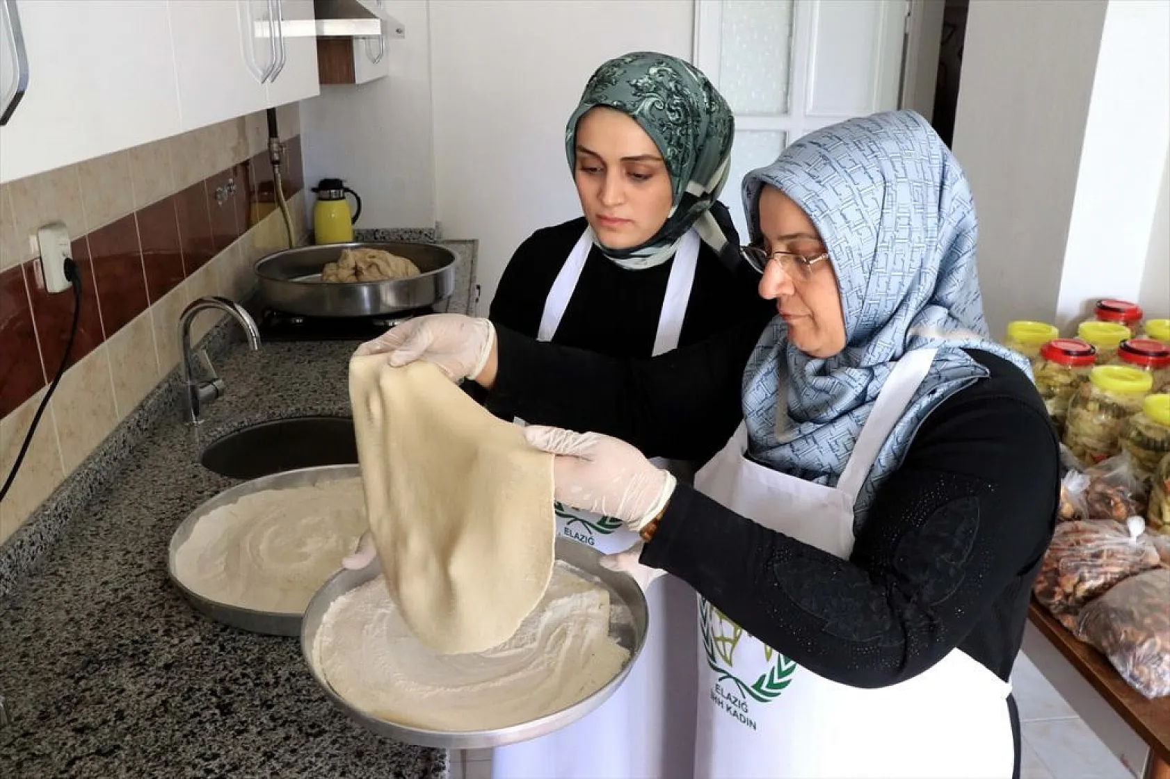 Elazığlı kadınların ihtiyaç sahiplerine hummalı hazırlığı