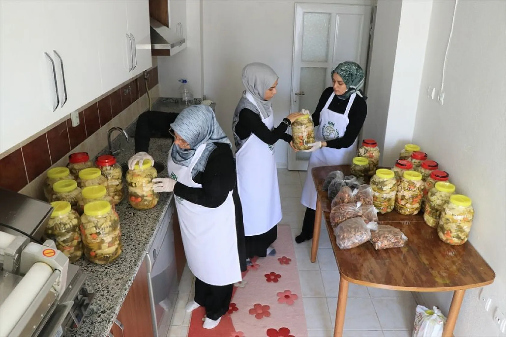 Elazığlı kadınların ihtiyaç sahiplerine hummalı hazırlığı