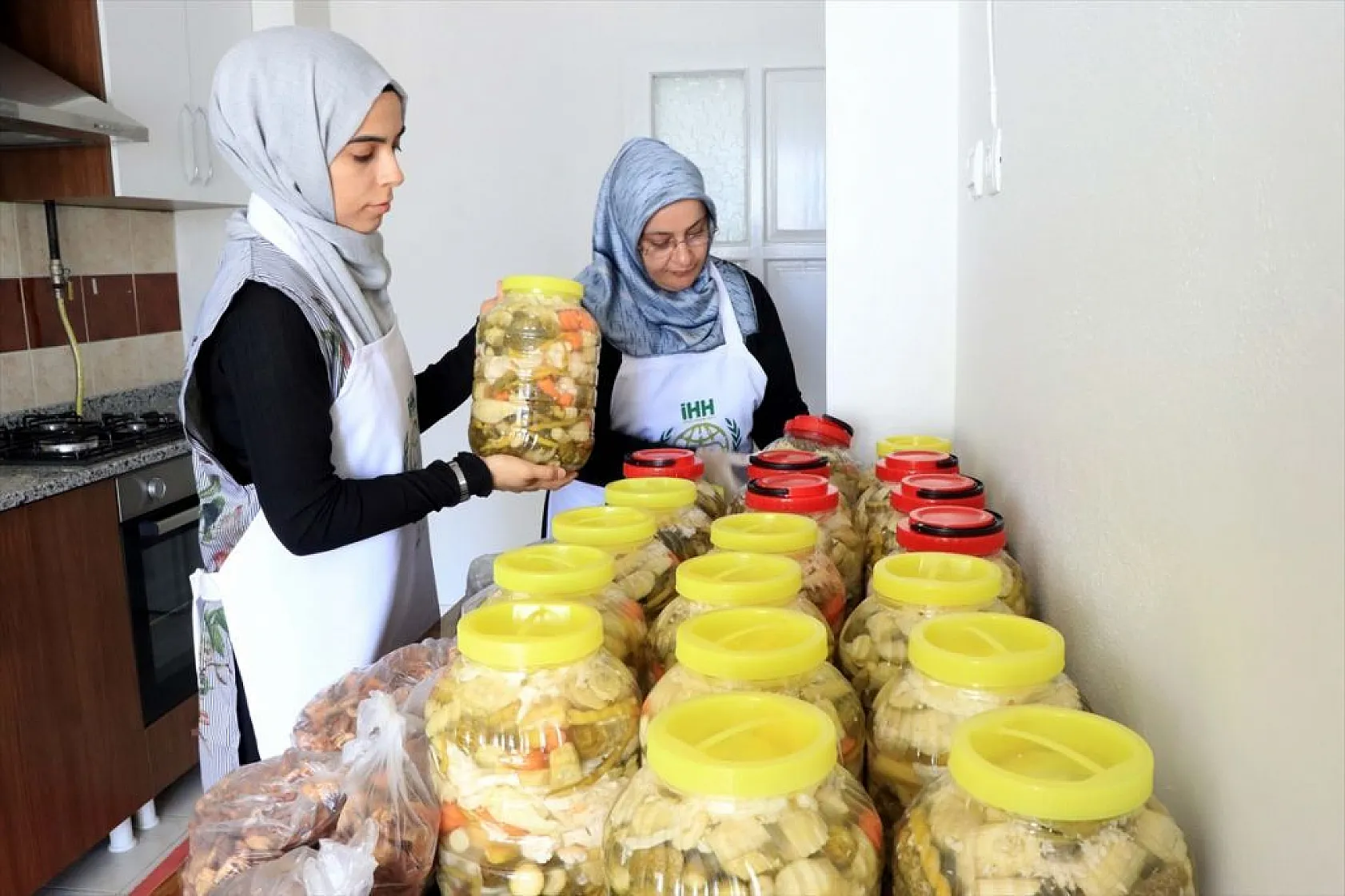 Elazığlı kadınların ihtiyaç sahiplerine hummalı hazırlığı