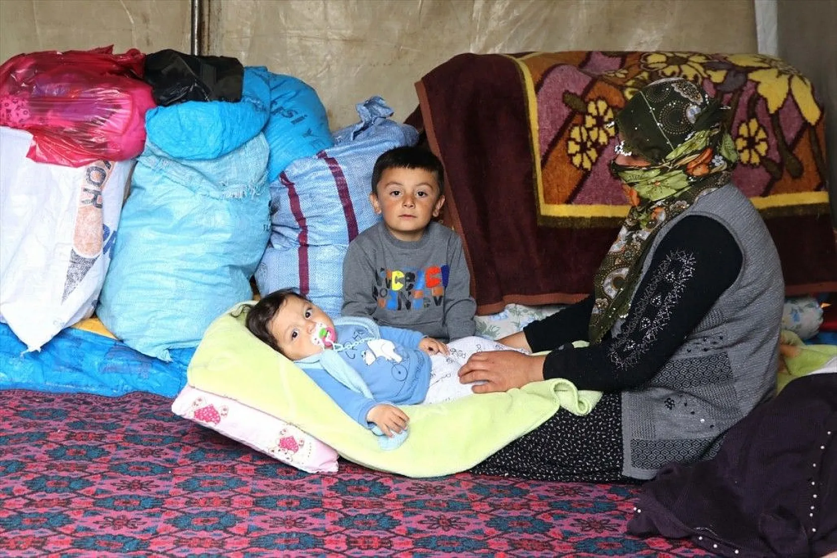 Göçer annelerin ömrü yolda ve çadırda geçiyor