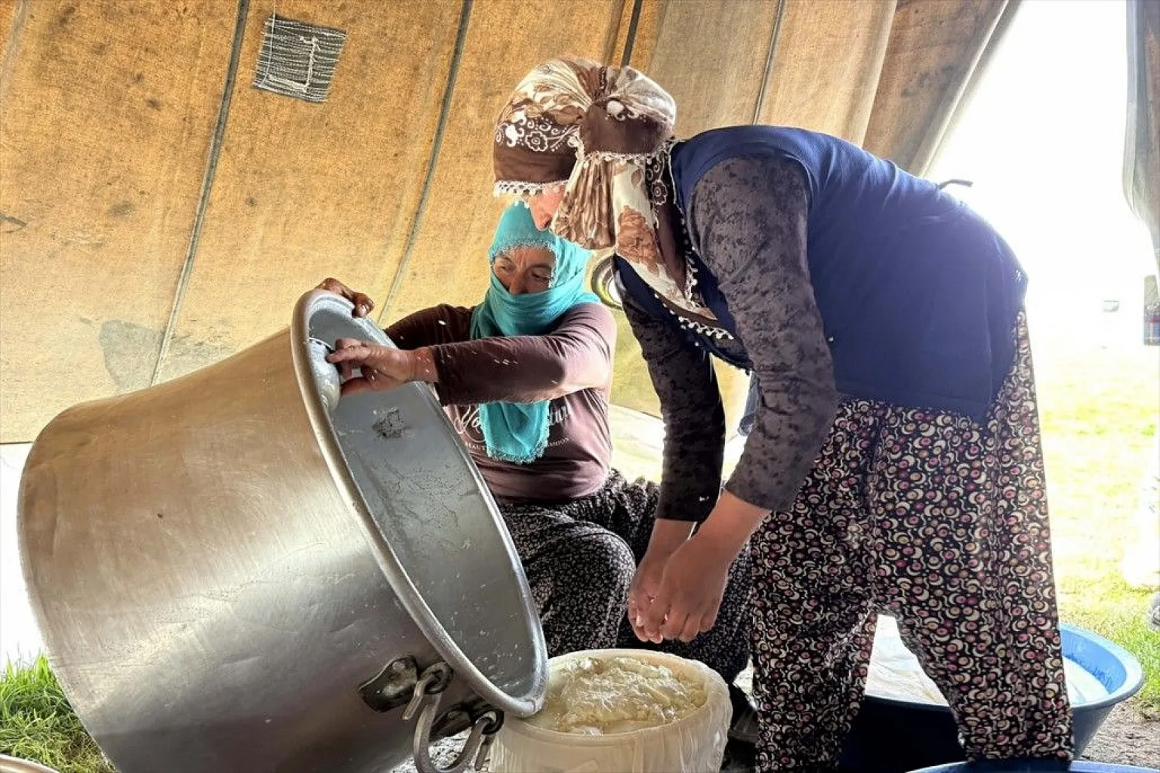 Göçer annelerin ömrü yolda ve çadırda geçiyor