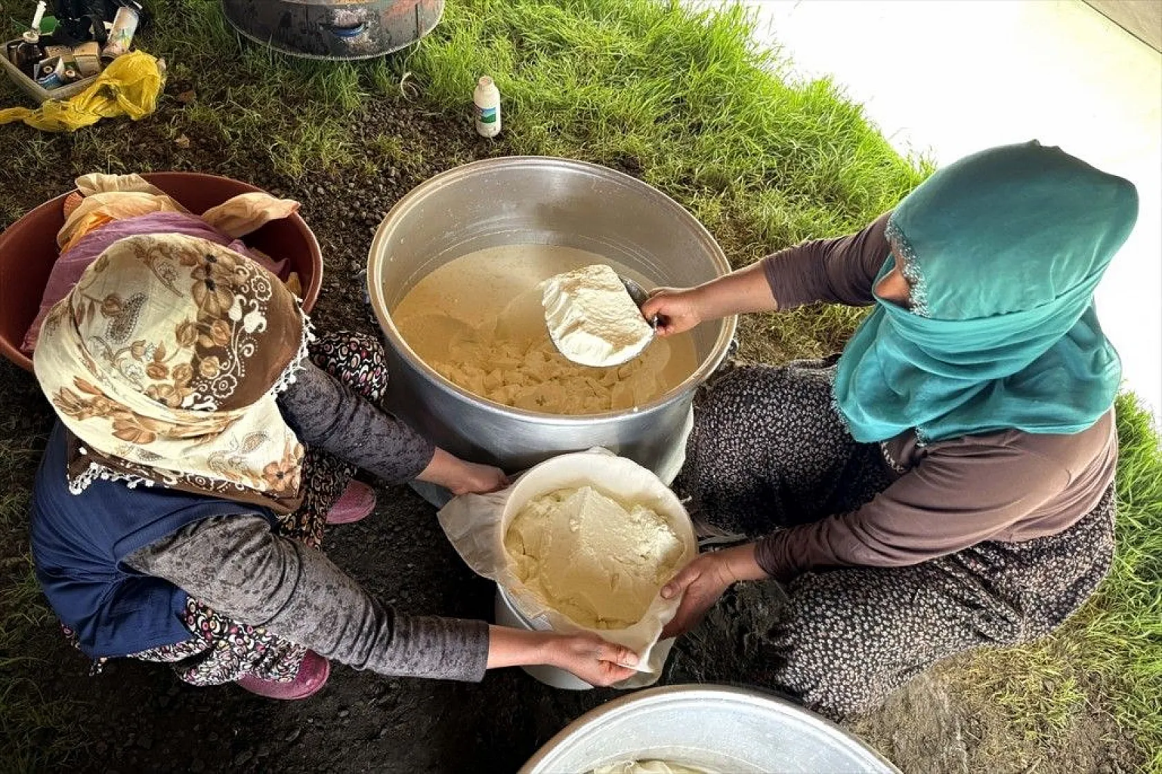 Göçer annelerin ömrü yolda ve çadırda geçiyor