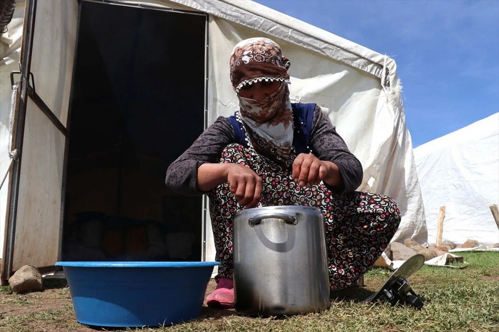 Göçer annelerin ömrü yolda ve çadırda geçiyor