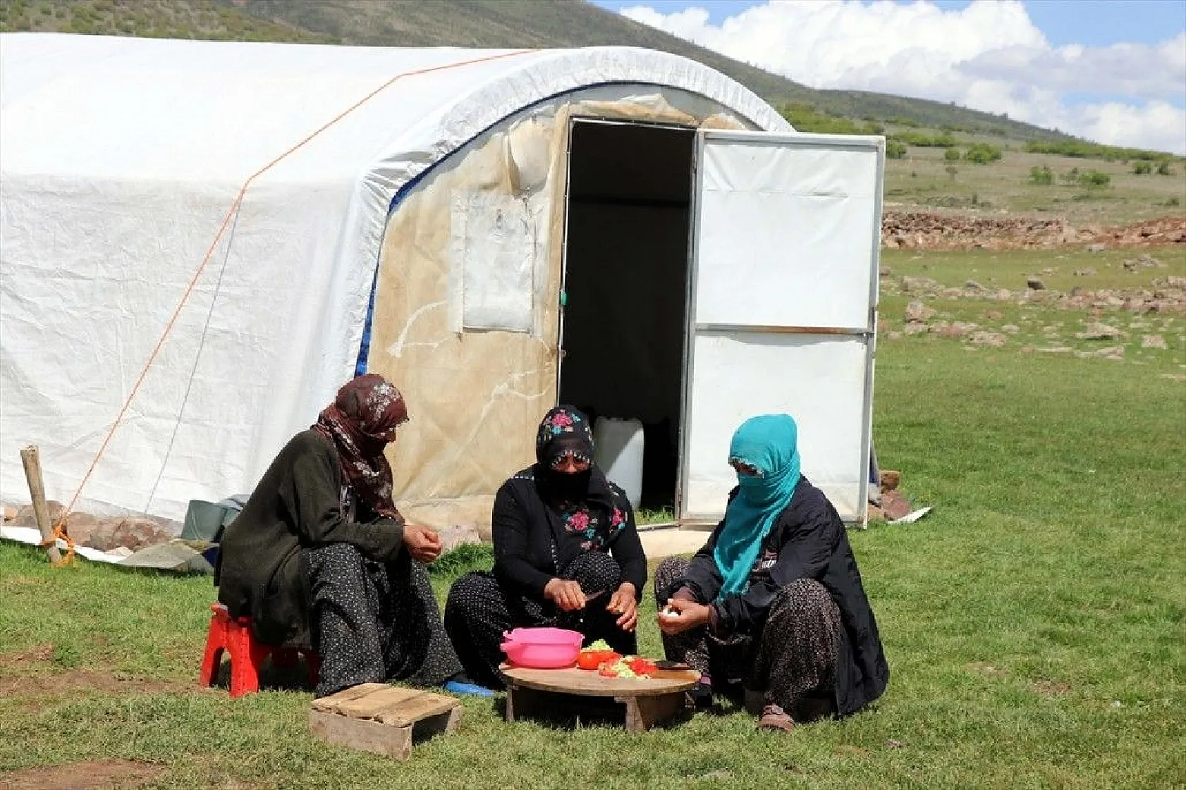 Göçer annelerin ömrü yolda ve çadırda geçiyor