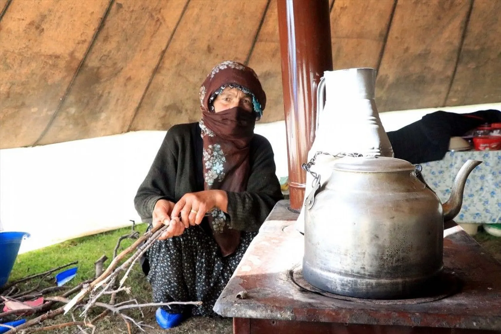 Göçer annelerin ömrü yolda ve çadırda geçiyor