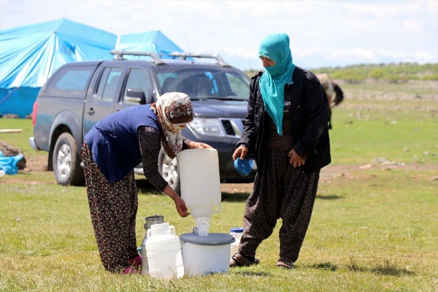 Göçer annelerin ömrü yolda ve çadırda geçiyor