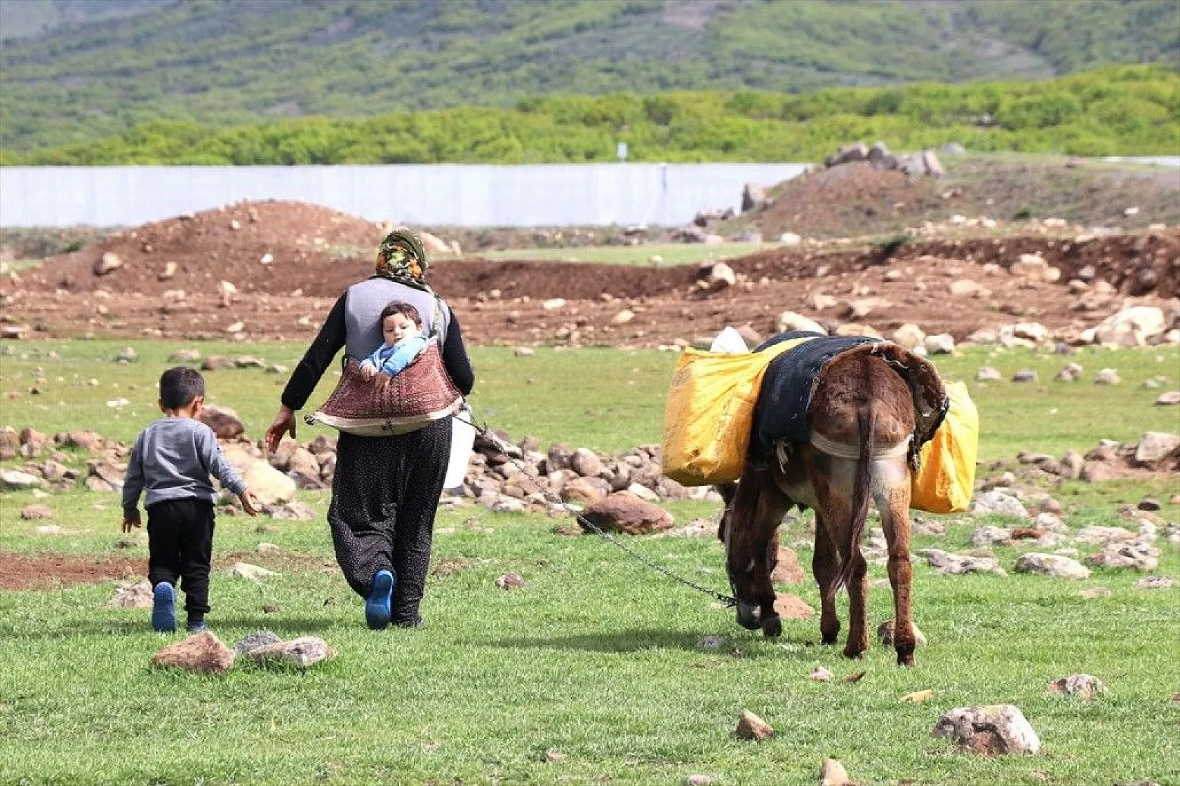 Göçer annelerin ömrü yolda ve çadırda geçiyor