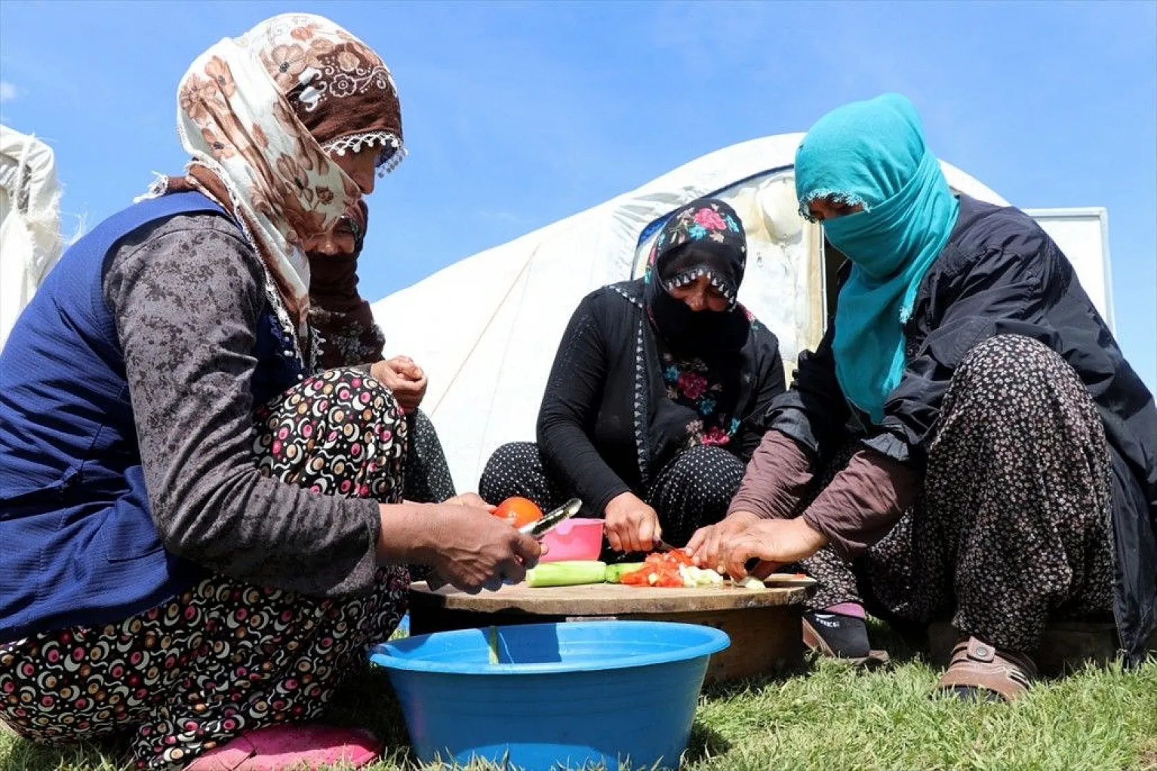 Göçer annelerin ömrü yolda ve çadırda geçiyor