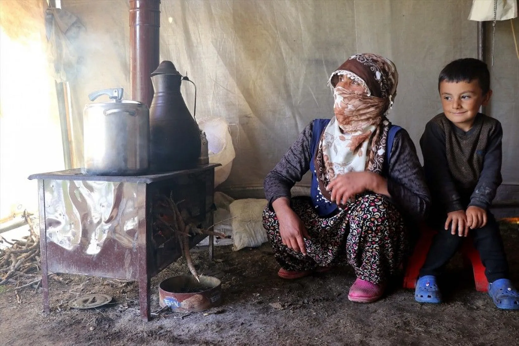 Göçer annelerin ömrü yolda ve çadırda geçiyor