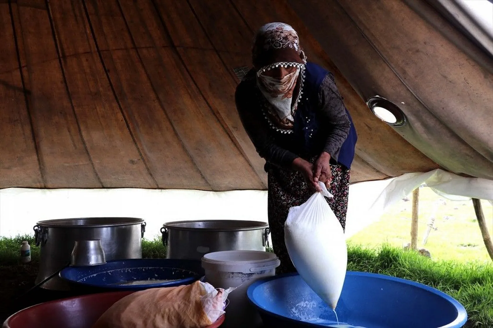 Göçer annelerin ömrü yolda ve çadırda geçiyor