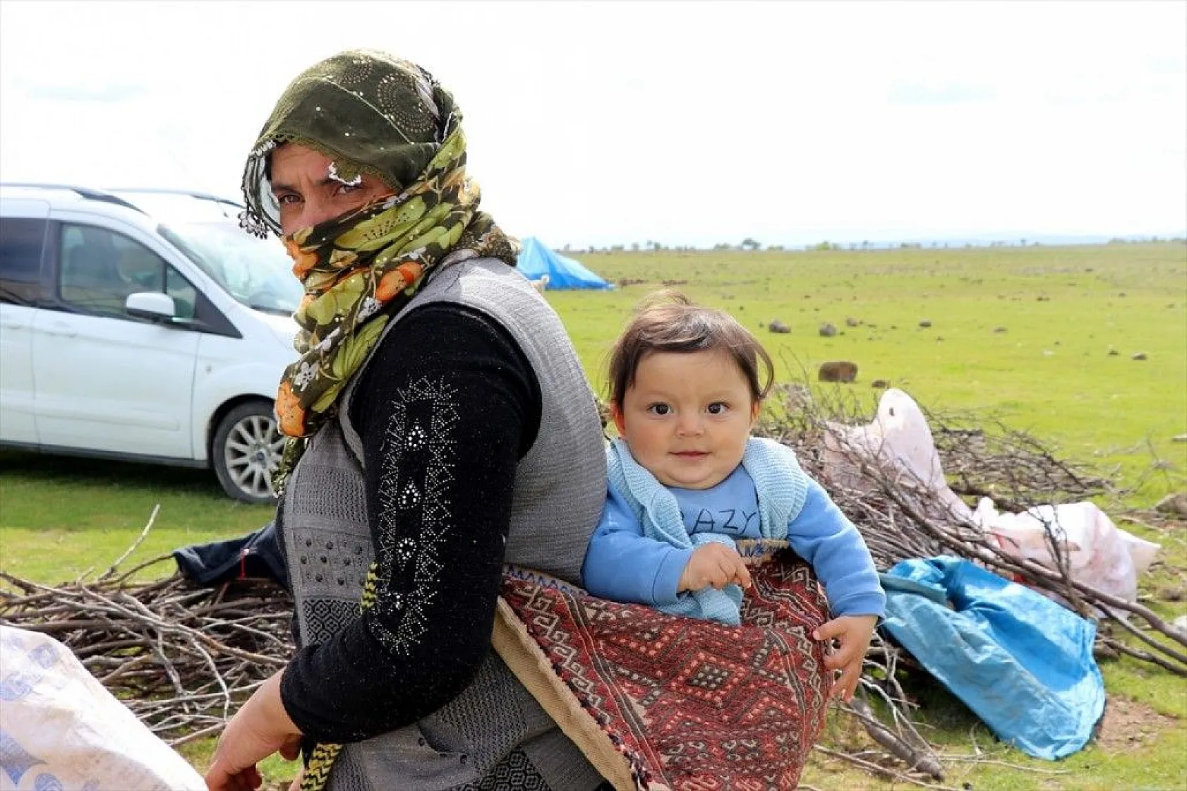 Göçer annelerin ömrü yolda ve çadırda geçiyor