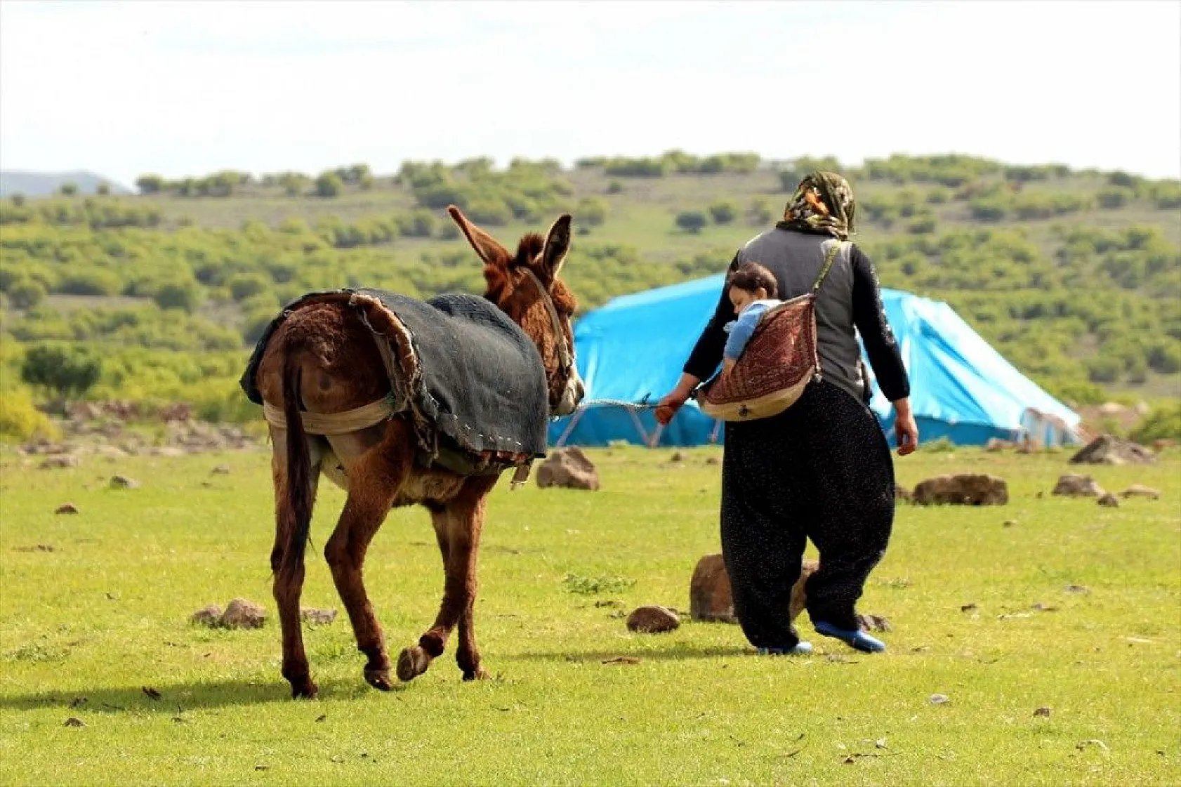 Göçer annelerin ömrü yolda ve çadırda geçiyor