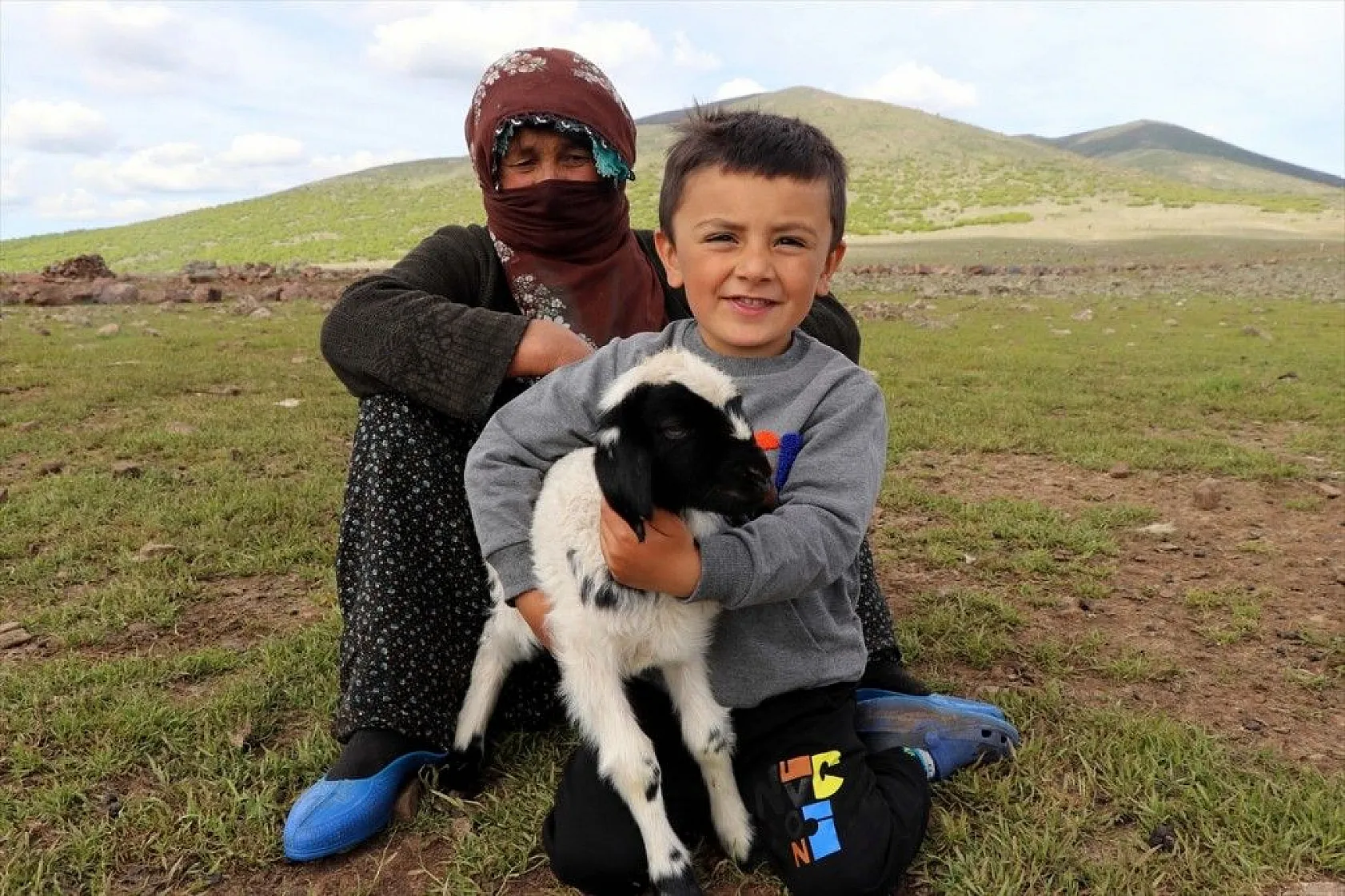 Göçer annelerin ömrü yolda ve çadırda geçiyor