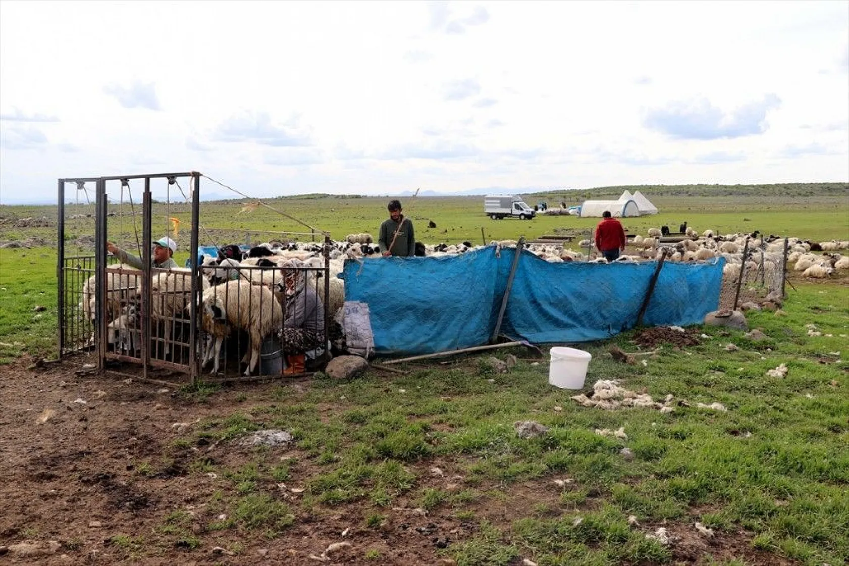 Göçer annelerin ömrü yolda ve çadırda geçiyor