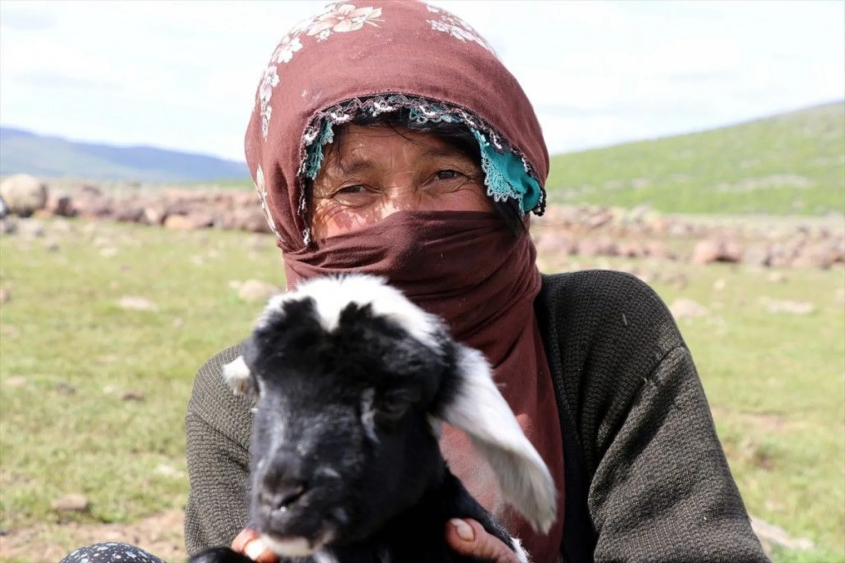 Göçer annelerin ömrü yolda ve çadırda geçiyor