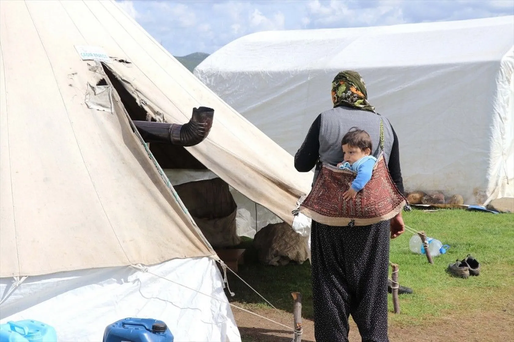 Göçer annelerin ömrü yolda ve çadırda geçiyor