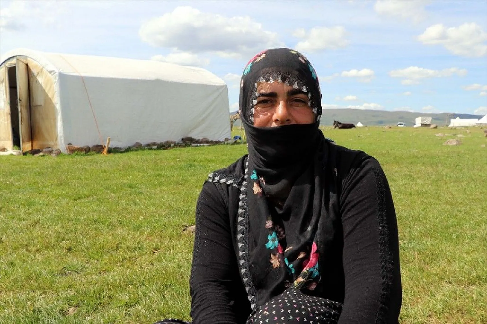 Göçer annelerin ömrü yolda ve çadırda geçiyor