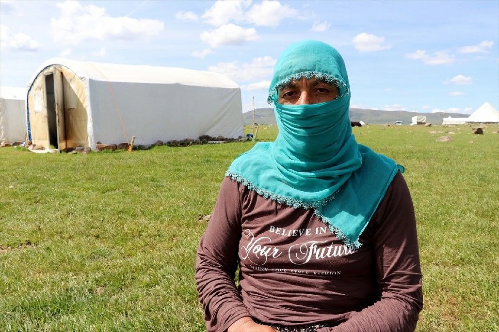 Göçer annelerin ömrü yolda ve çadırda geçiyor