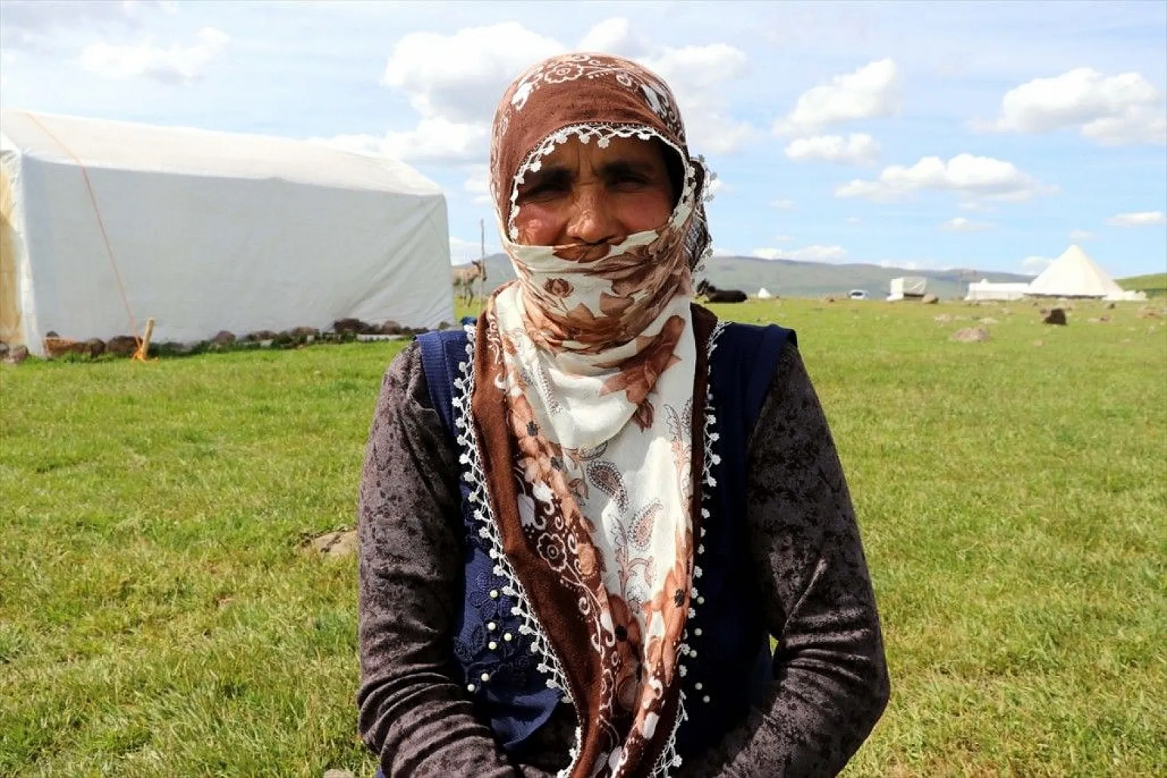 Göçer annelerin ömrü yolda ve çadırda geçiyor