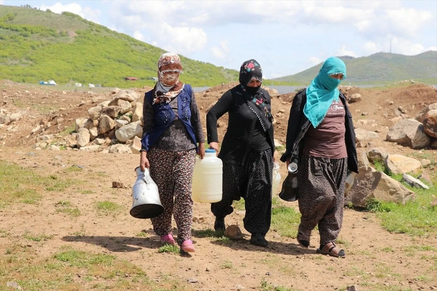 Göçer annelerin ömrü yolda ve çadırda geçiyor