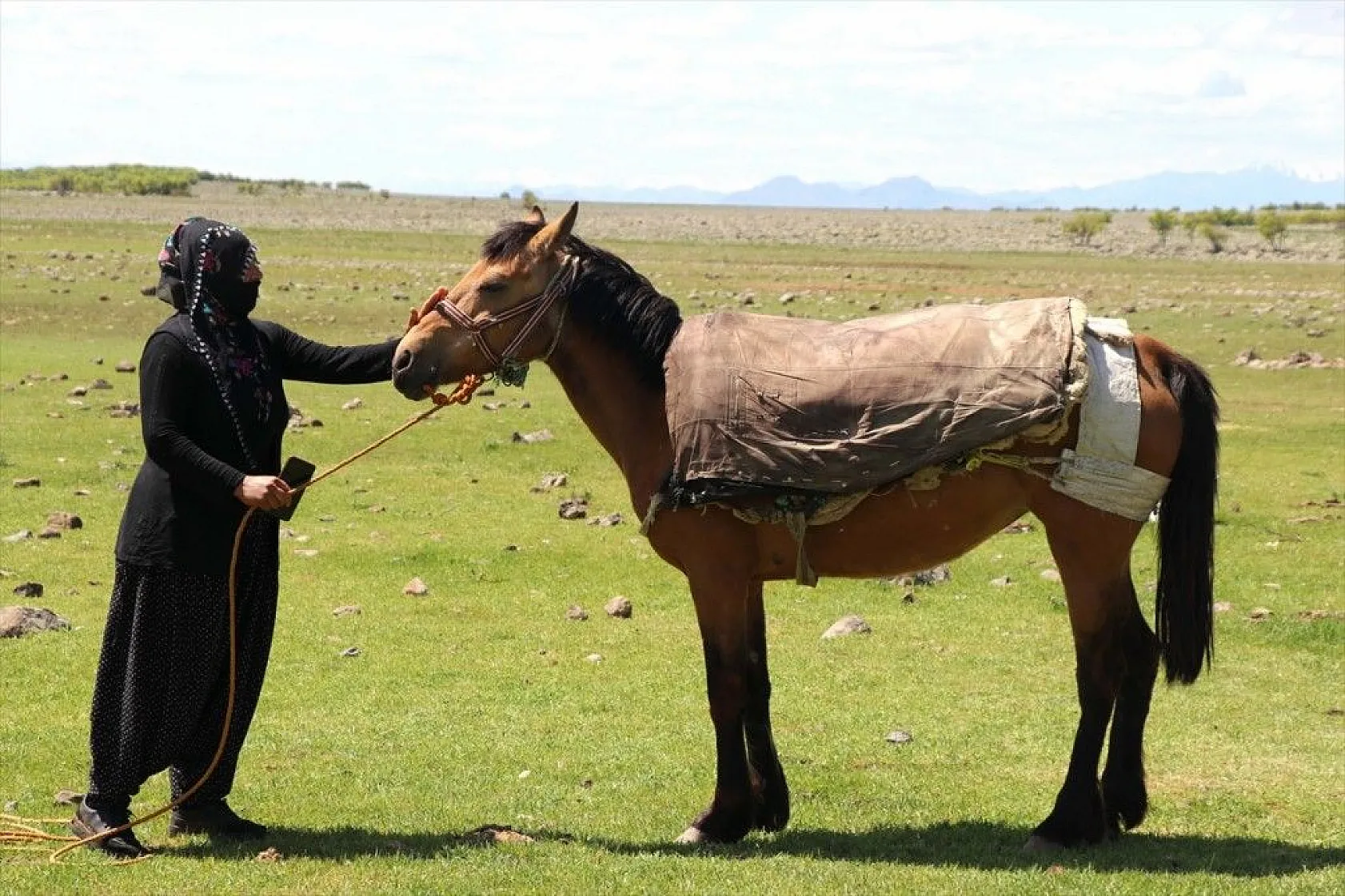 Göçer annelerin ömrü yolda ve çadırda geçiyor