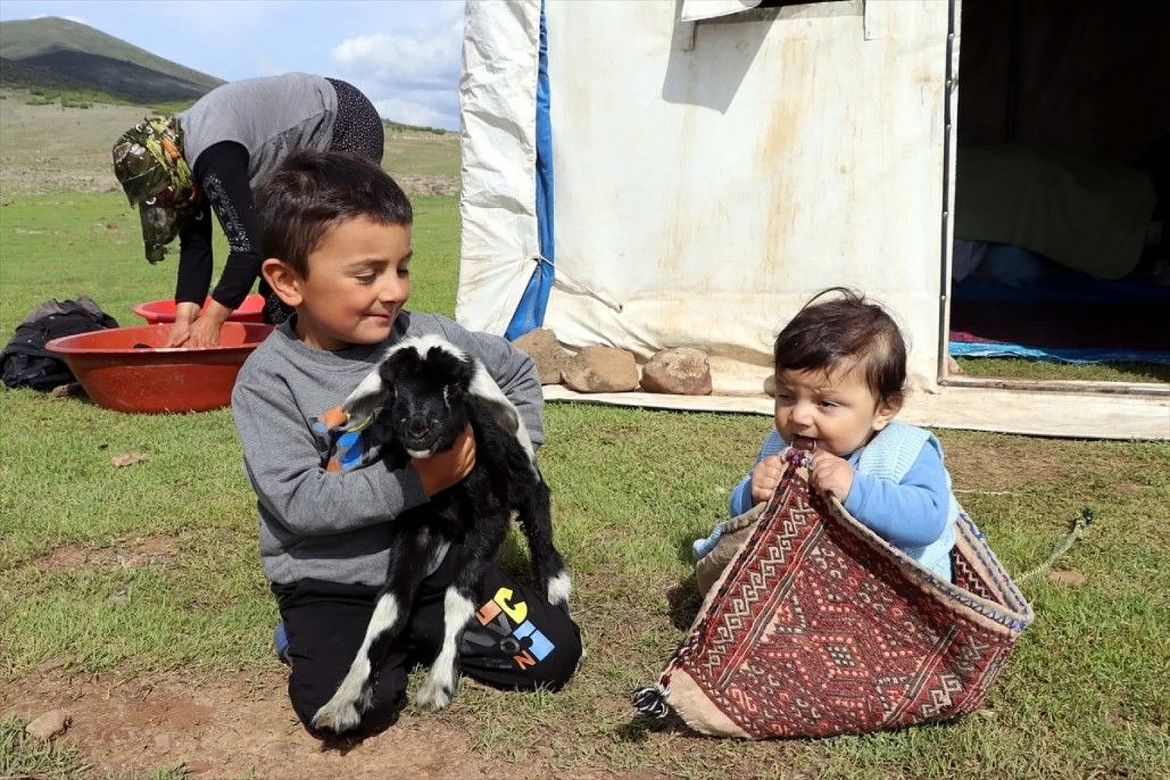 Göçer annelerin ömrü yolda ve çadırda geçiyor