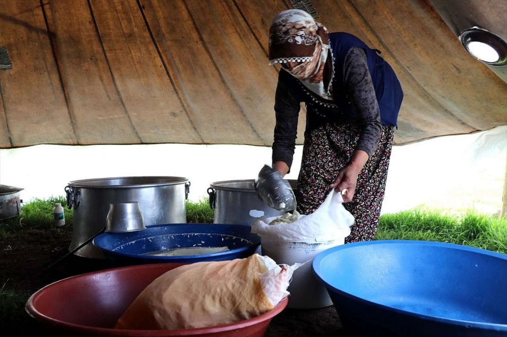 Göçer annelerin ömrü yolda ve çadırda geçiyor