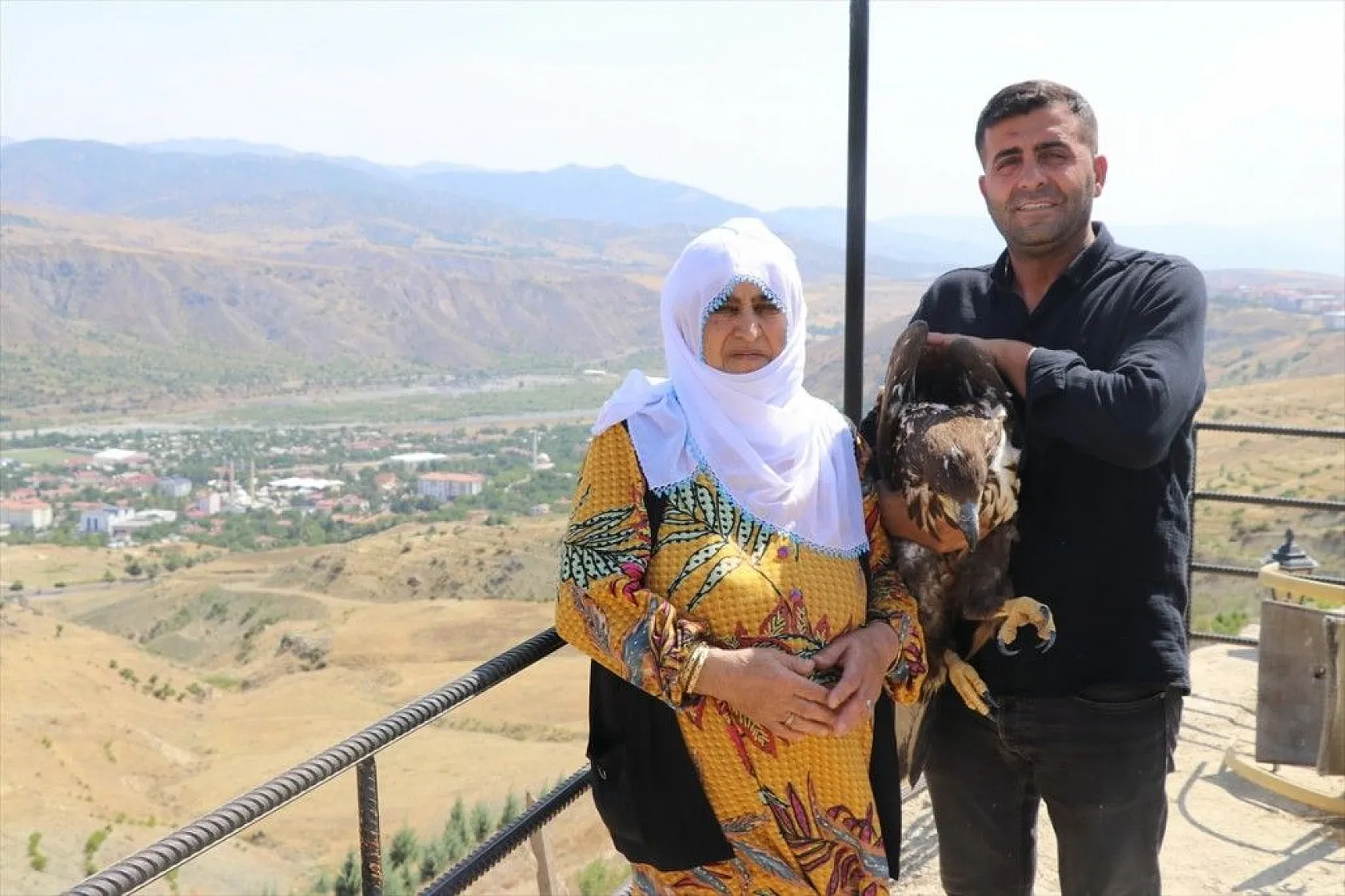 Kartal yavrusu 'Paşa'ya kucak açtı