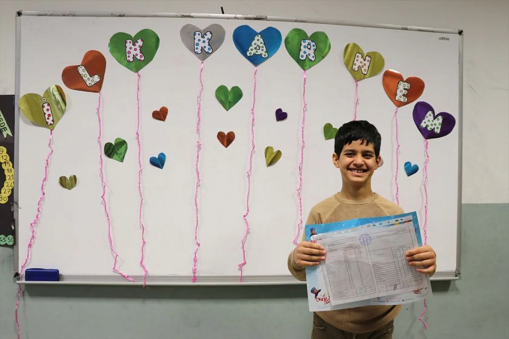 Küçük Taha ilk karne sevincini yaşadı