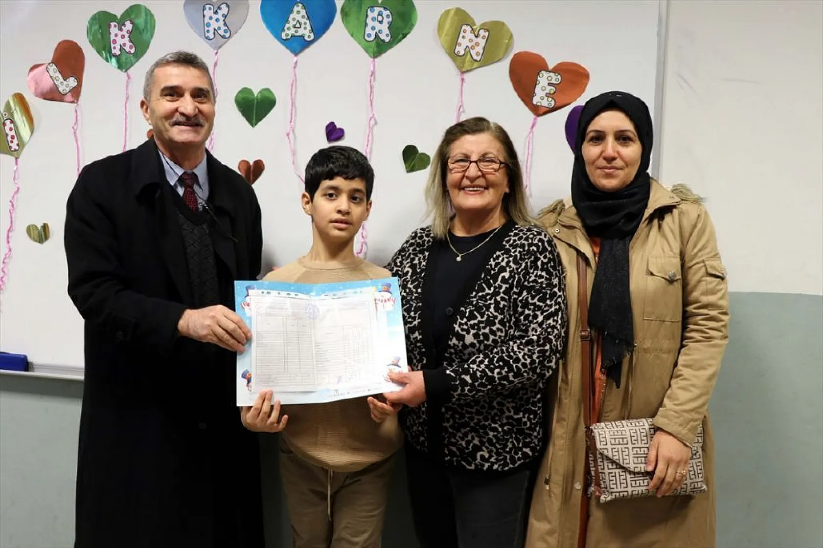 Küçük Taha ilk karne sevincini yaşadı