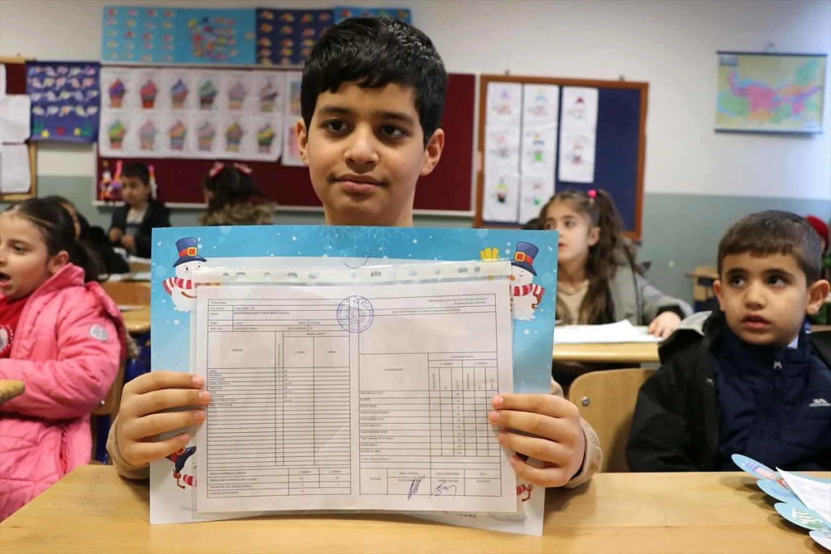 Küçük Taha ilk karne sevincini yaşadı