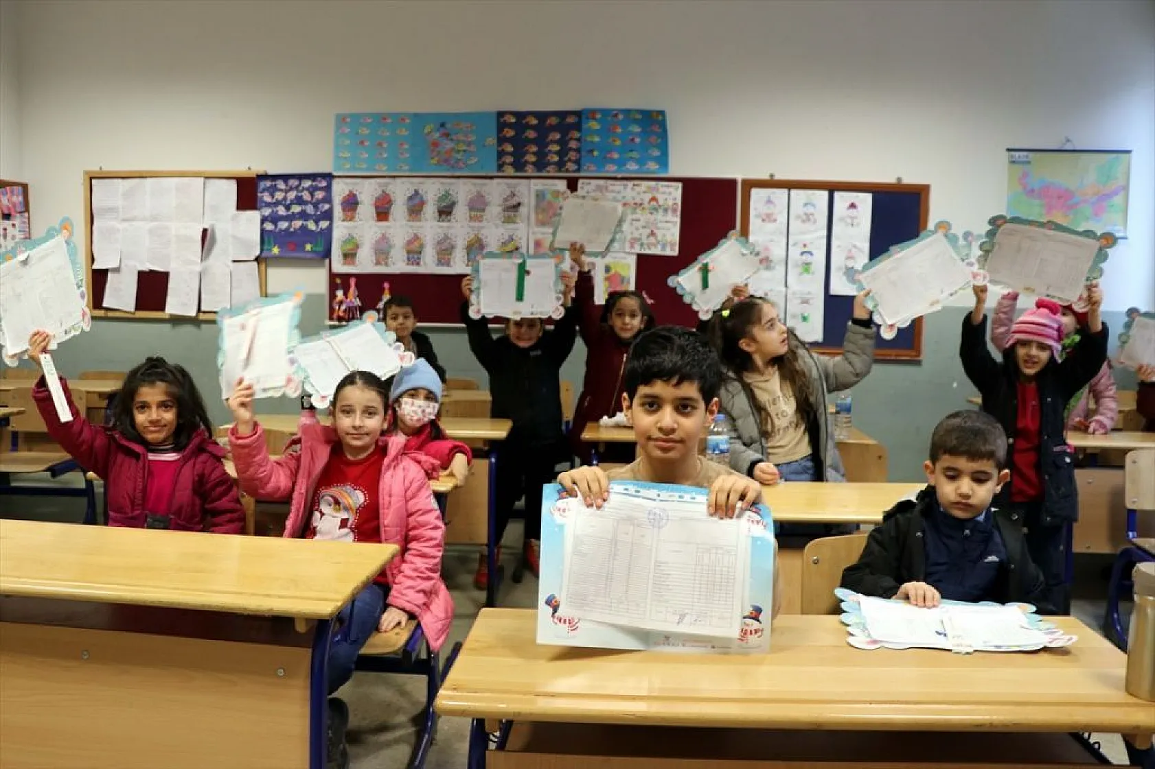 Küçük Taha ilk karne sevincini yaşadı