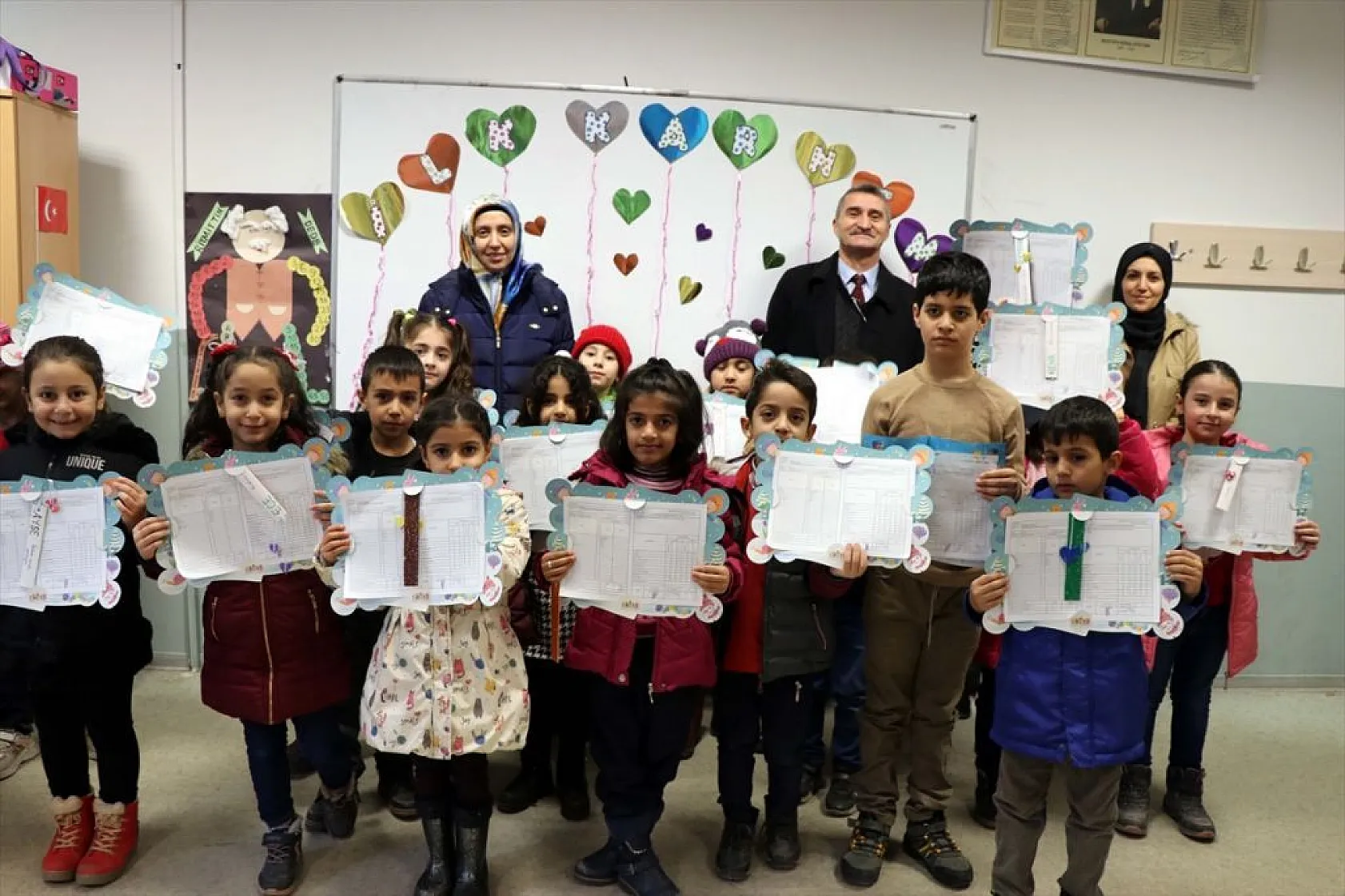 Küçük Taha ilk karne sevincini yaşadı