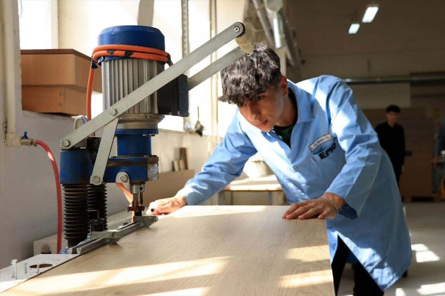 Meslek lisesi öğrencileri yenilenen okullar için mobilya üretiyor