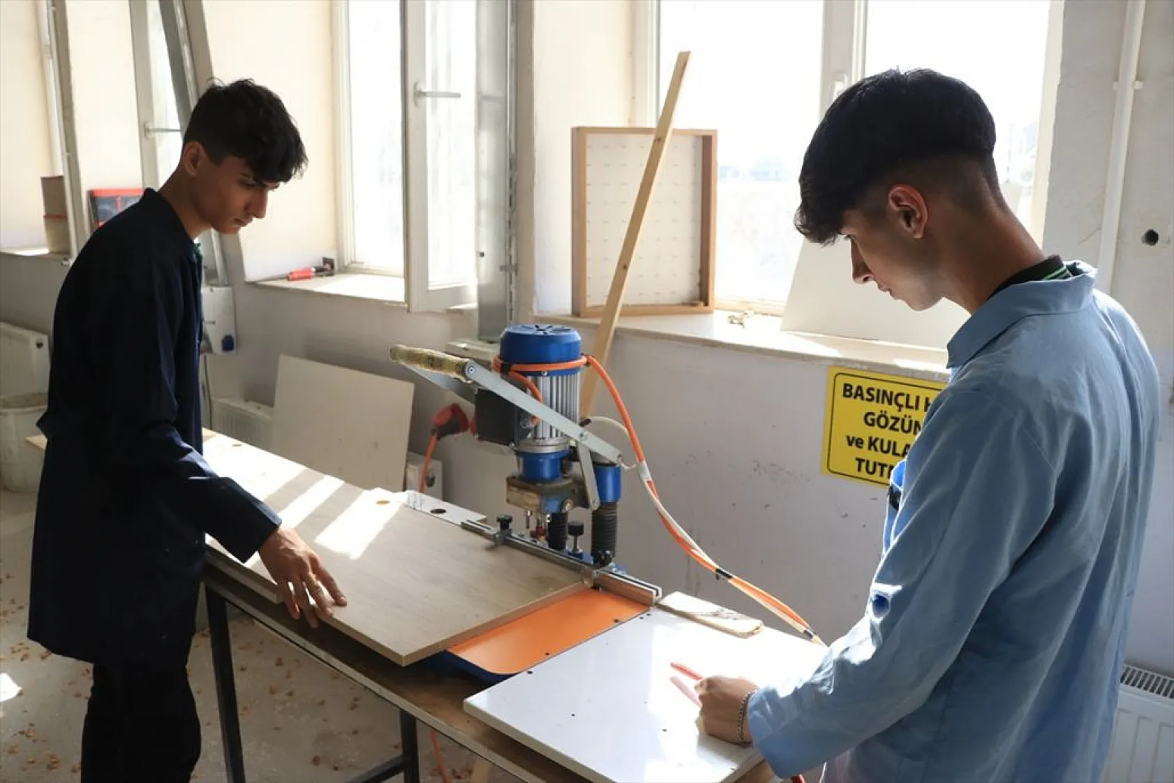 Meslek lisesi öğrencileri yenilenen okullar için mobilya üretiyor