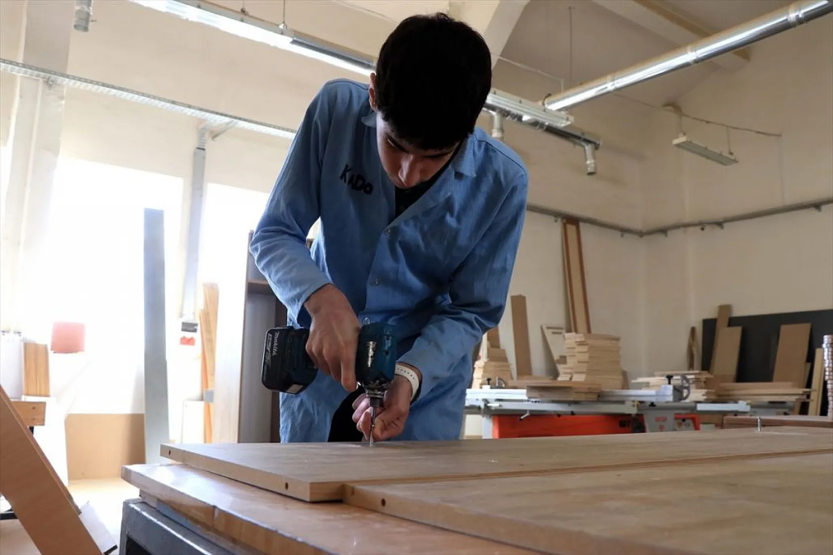 Meslek lisesi öğrencileri yenilenen okullar için mobilya üretiyor