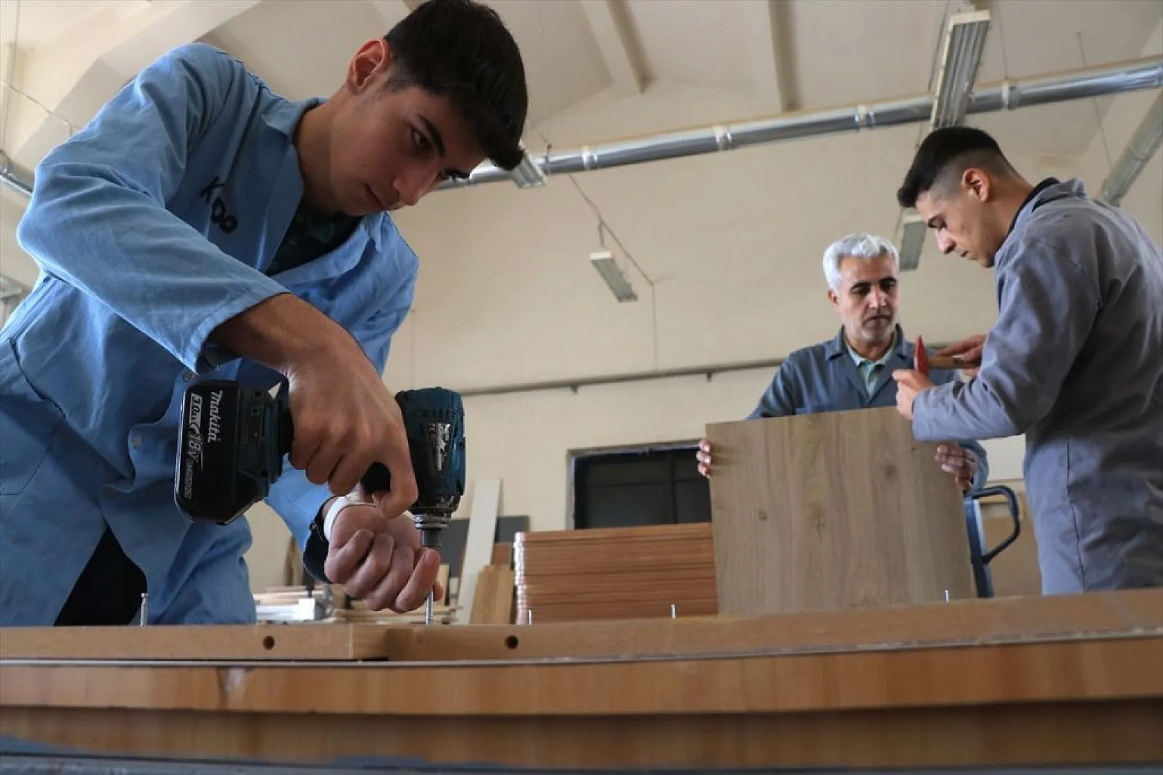 Meslek lisesi öğrencileri yenilenen okullar için mobilya üretiyor