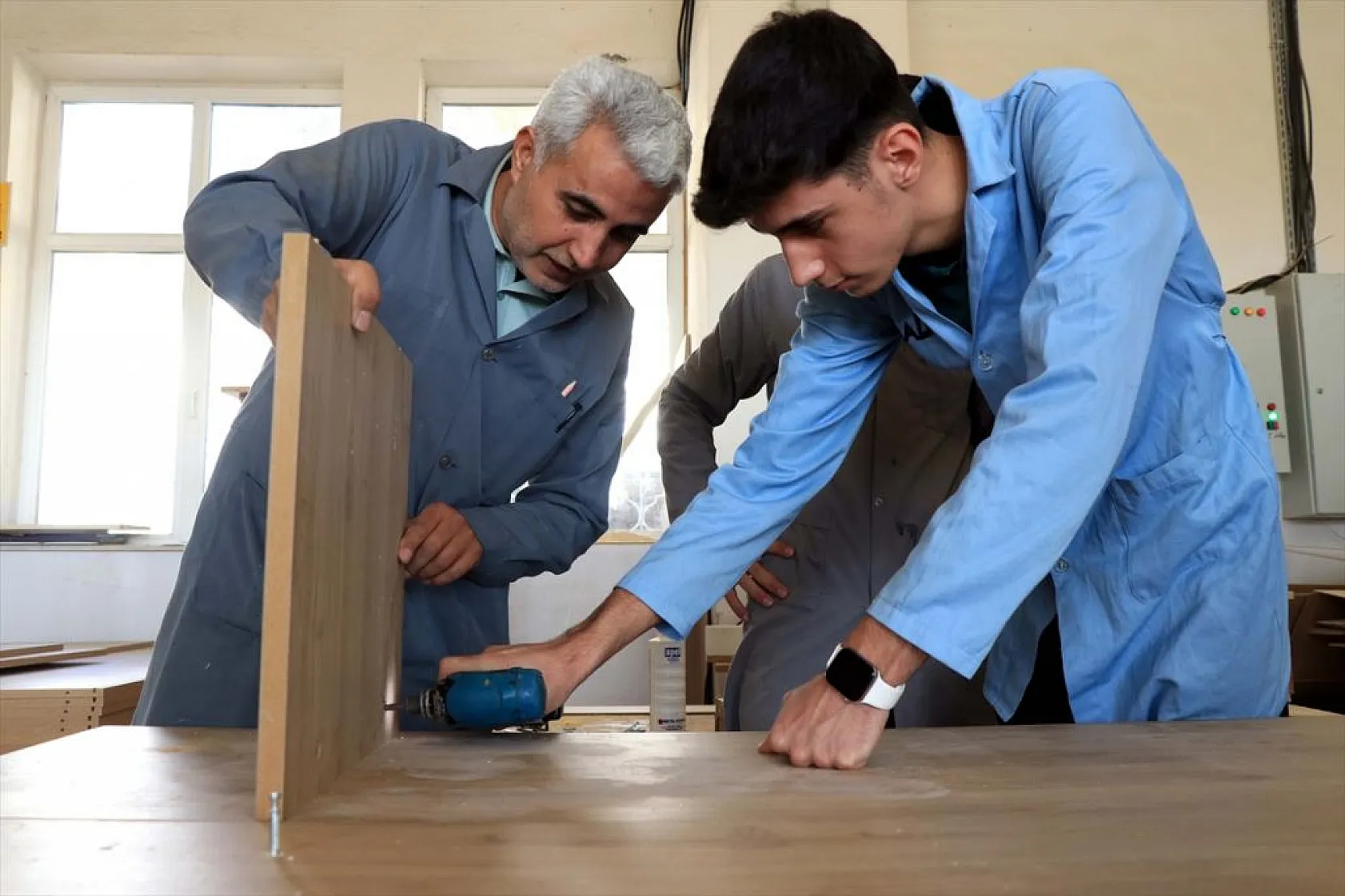 Meslek lisesi öğrencileri yenilenen okullar için mobilya üretiyor