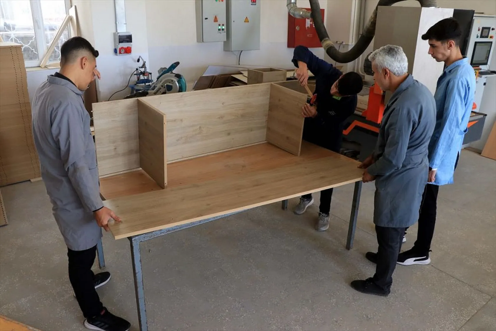 Meslek lisesi öğrencileri yenilenen okullar için mobilya üretiyor