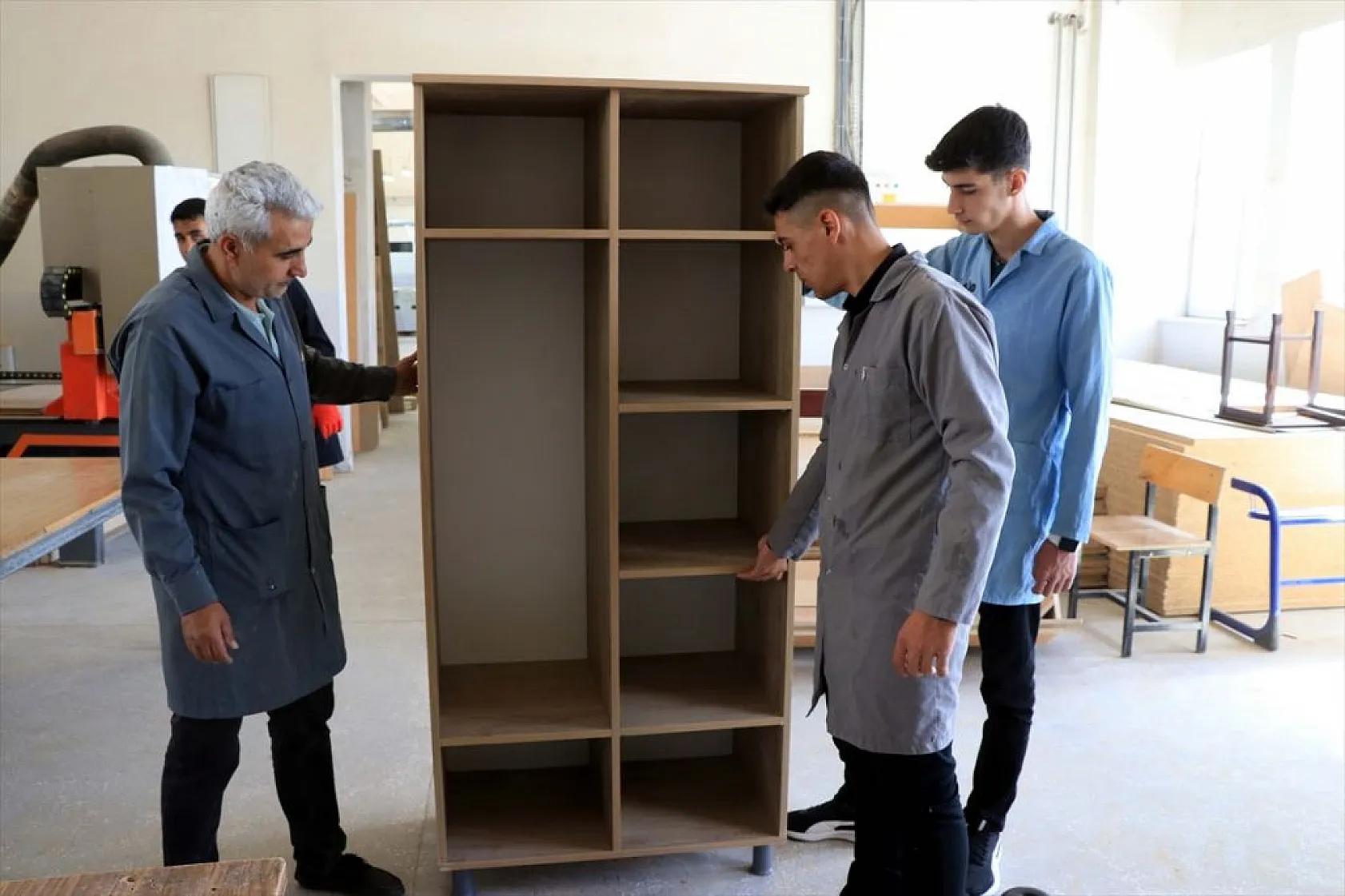 Meslek lisesi öğrencileri yenilenen okullar için mobilya üretiyor