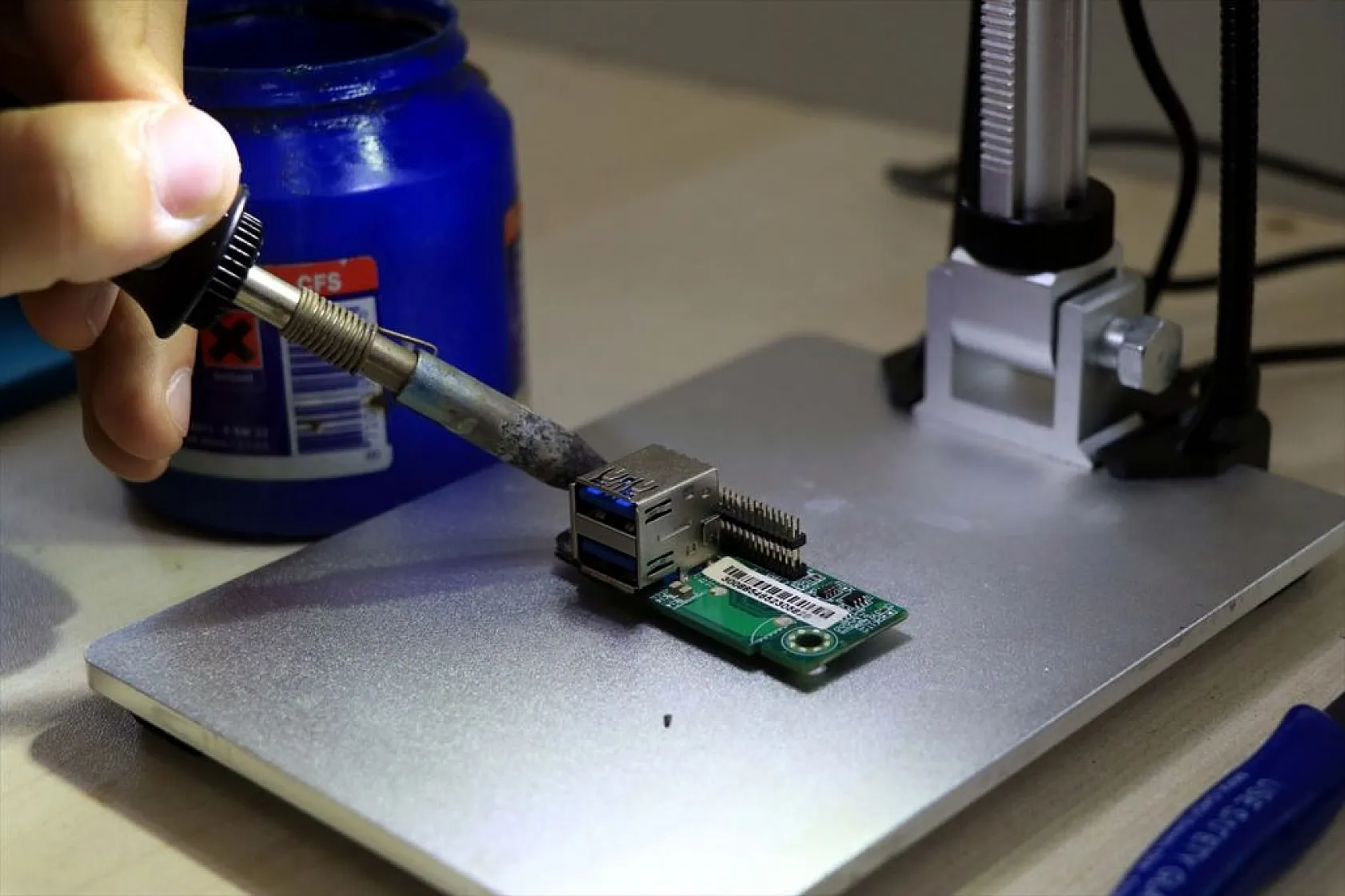 Meslek lisesi öğrencileri yenilenen okullar için mobilya üretiyor