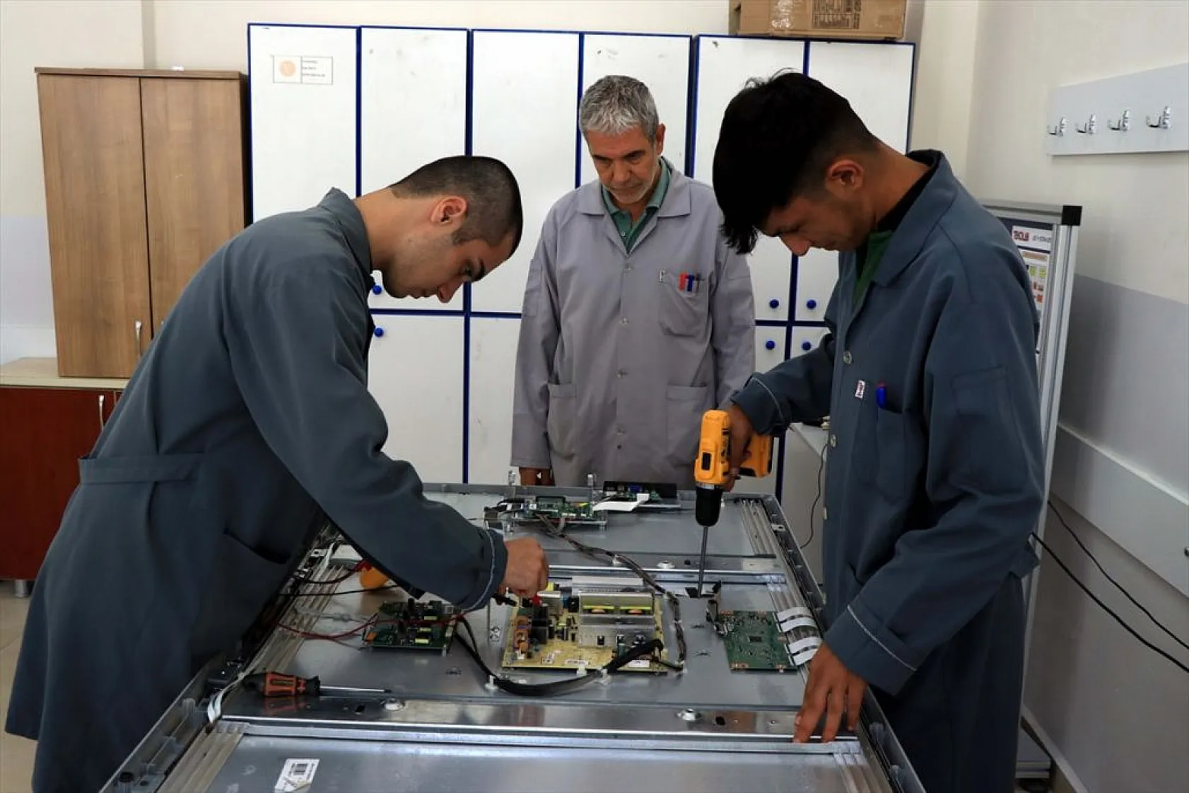 Meslek lisesi öğrencileri yenilenen okullar için mobilya üretiyor