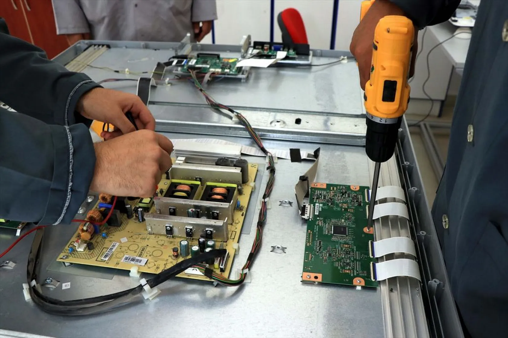 Meslek lisesi öğrencileri yenilenen okullar için mobilya üretiyor