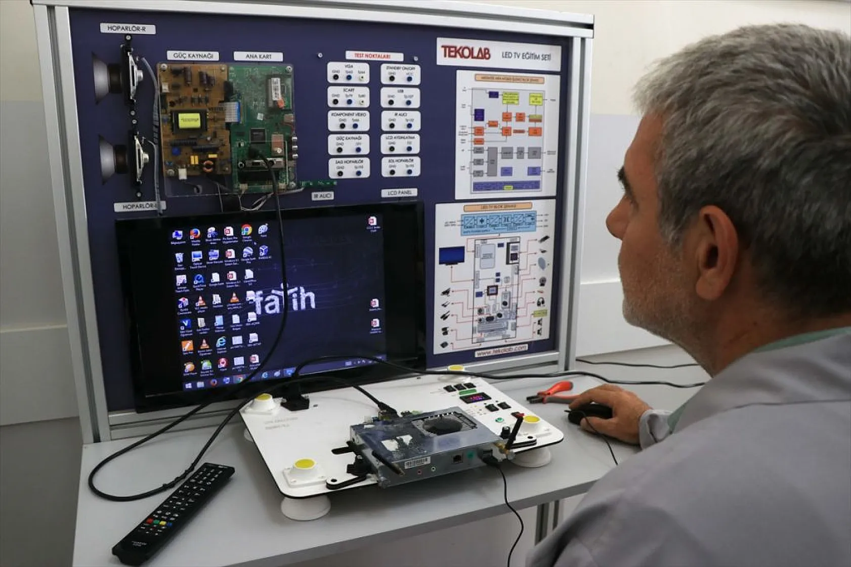 Meslek lisesi öğrencileri yenilenen okullar için mobilya üretiyor