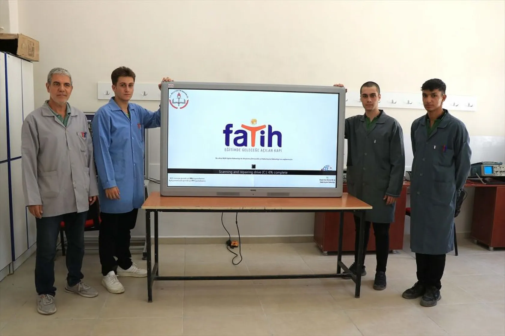 Meslek lisesi öğrencileri yenilenen okullar için mobilya üretiyor