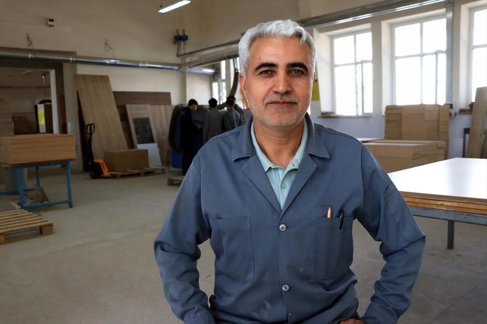 Meslek lisesi öğrencileri yenilenen okullar için mobilya üretiyor