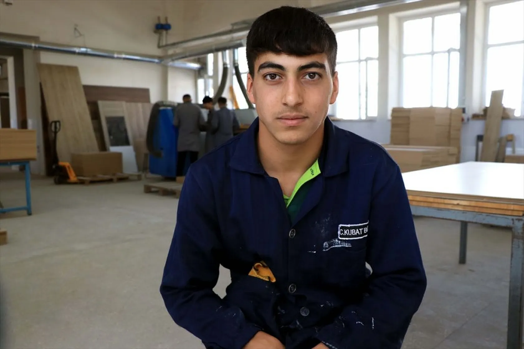 Meslek lisesi öğrencileri yenilenen okullar için mobilya üretiyor
