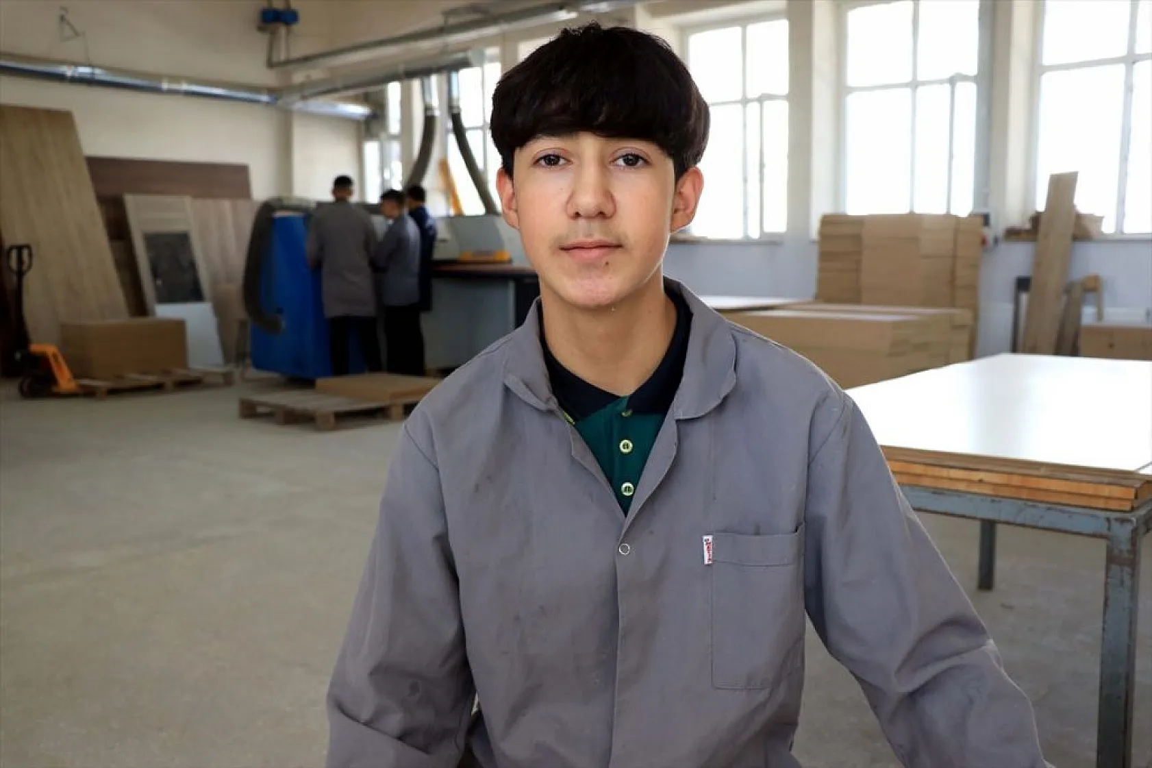 Meslek lisesi öğrencileri yenilenen okullar için mobilya üretiyor