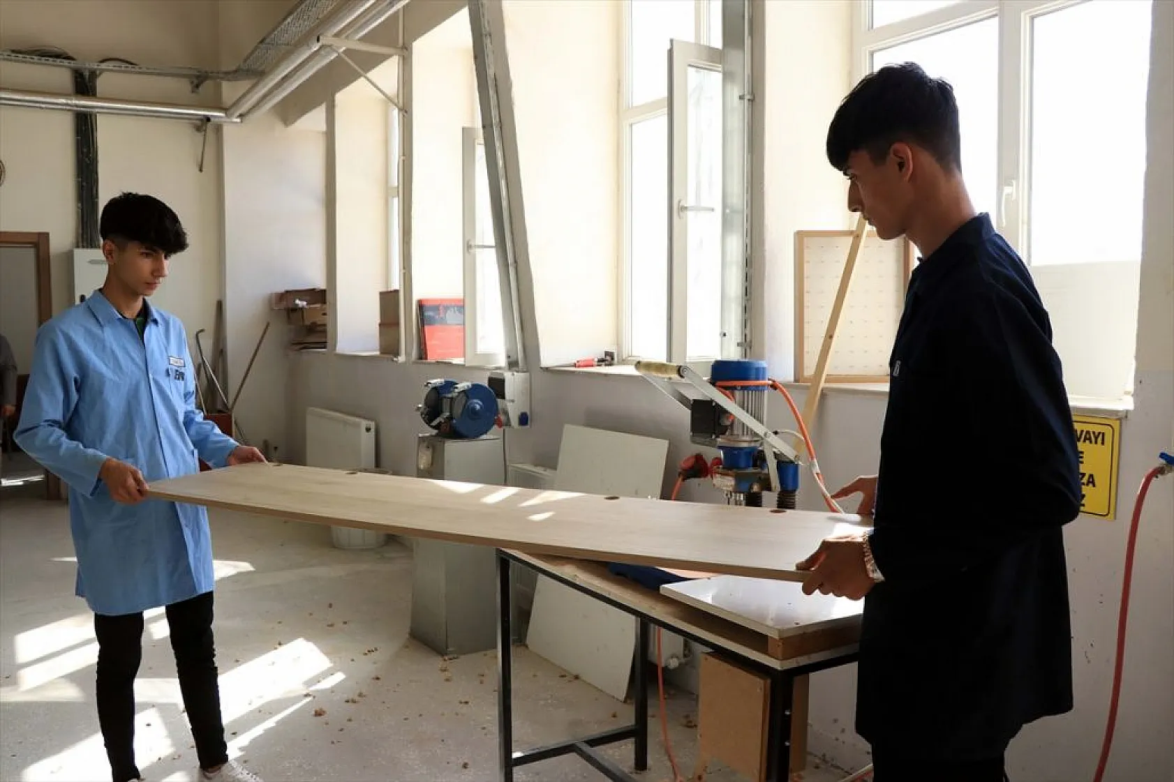 Meslek lisesi öğrencileri yenilenen okullar için mobilya üretiyor